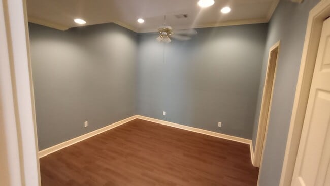 Building Photo - 4 bedroom 3 bath Home with Pickleball Cour...