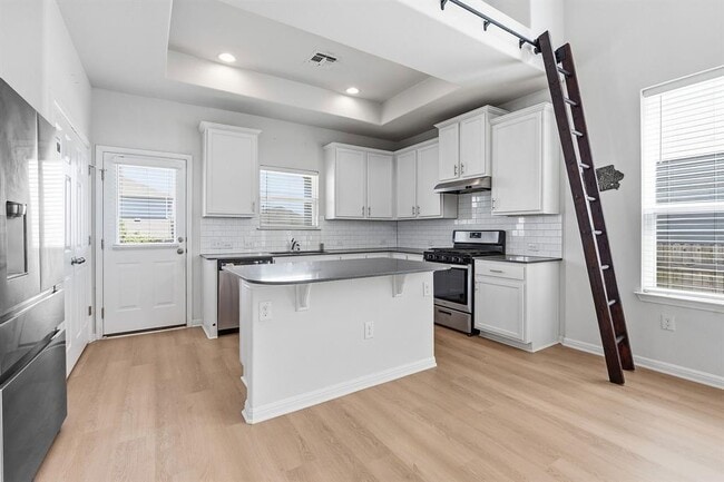 Building Photo - 10221 Forest Grove Dr