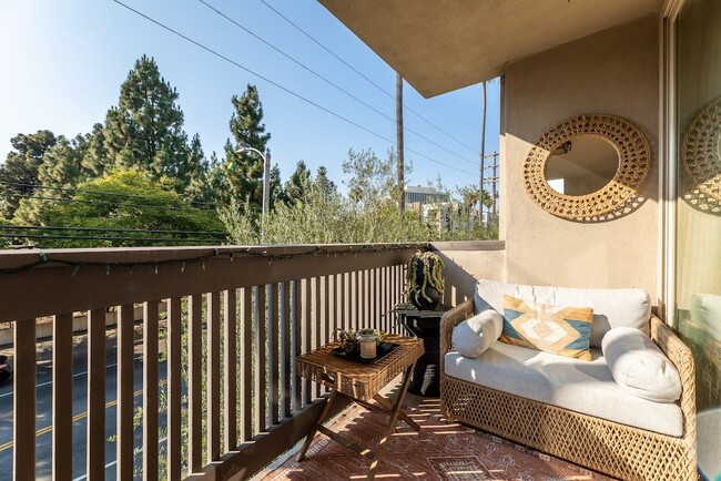 Sunny balcony - 809 S Bundy Dr