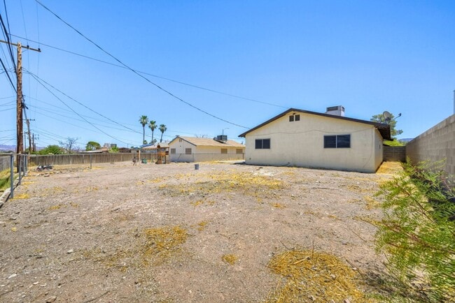 Building Photo - Don't Miss This Charming 3 bed - 2 bath Newly Renovated Home!
