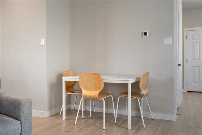 Building Photo - 330 Hortus Dr