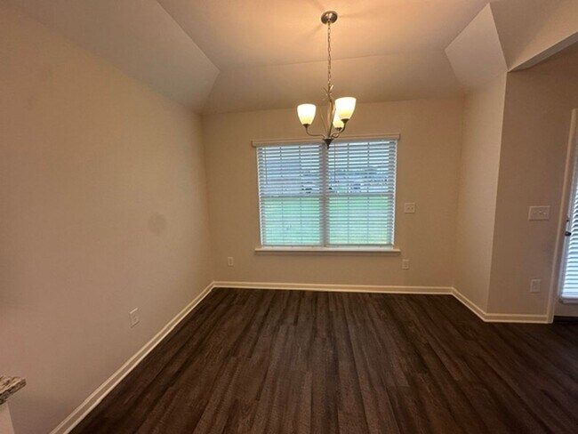 Building Photo - 444 Country Club Dr