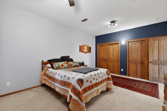 Building Photo - NW Executive Living 3/BD 2.5/BA 3/CG