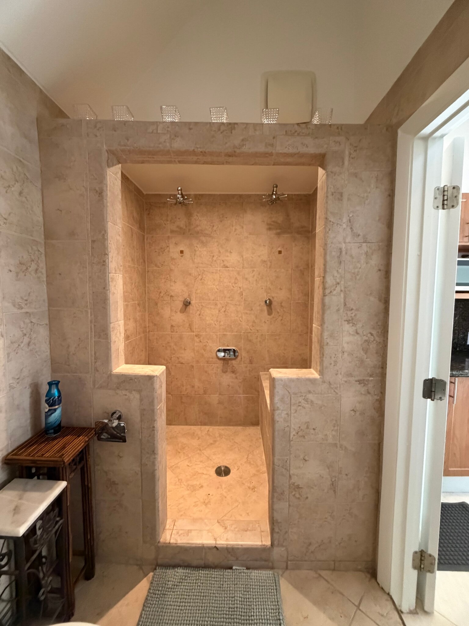 Walk in shower - 2539 Swanson Ave