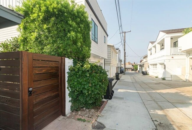 Building Photo - 225 Marguerite Ave