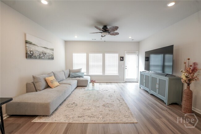 Building Photo - 109 Binscombe Ln