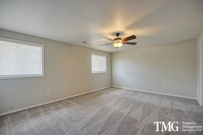 Building Photo - Beautifully Remodeled 3BR Home with Fenced Backyard
