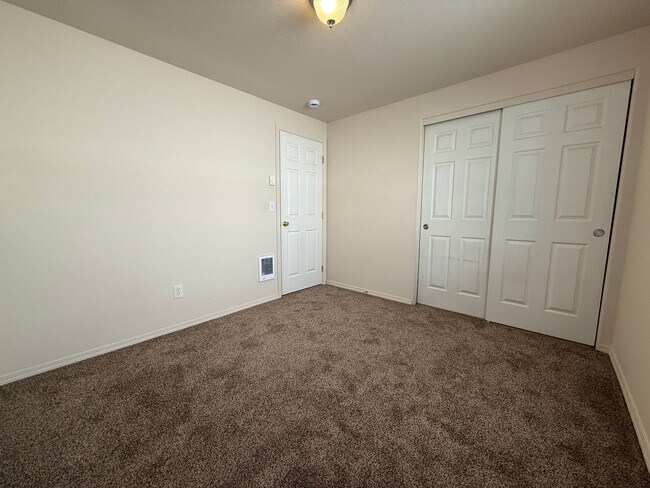 Building Photo - CHECK OUT THIS SPACIOUS TOWNHOUSE IN REDMO...