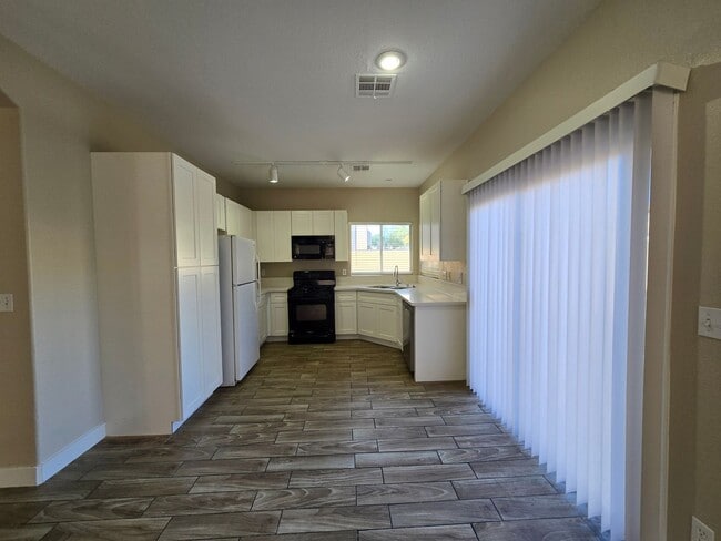 Building Photo - A Fabulous 5 Bedroom Home with 1 Bedroom and 3/4 Bathroom downstairs