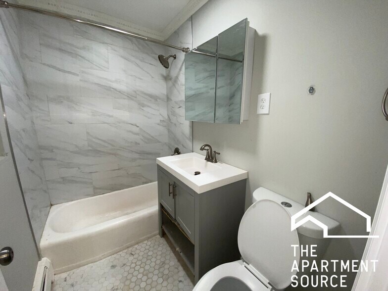 Building Photo - 1321 W Sherwin Ave