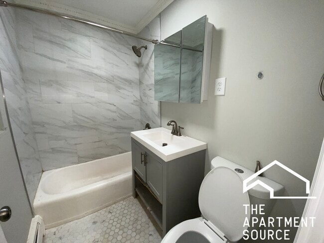 Building Photo - 1321 W Sherwin Ave