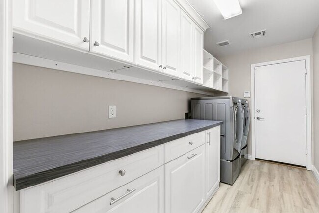 Building Photo - Gorgeous Everything you Need 4Bedroom plus Den Chandler Home!