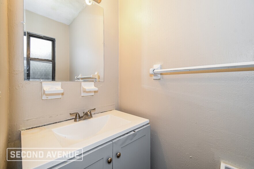 Building Photo - 2318 Looking Glass Ln