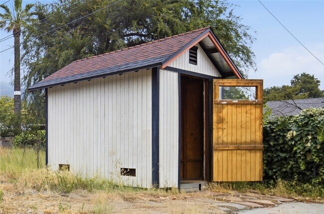 Building Photo - 607 Hacienda Dr