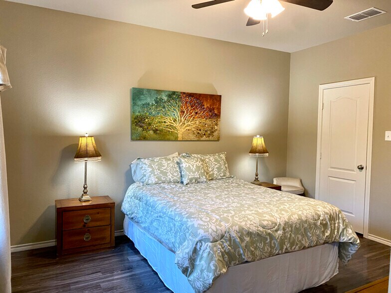 Building Photo - 798 Madison St