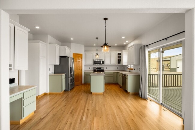 Building Photo - Executive 3-Bed Ranch Main Level - Private...