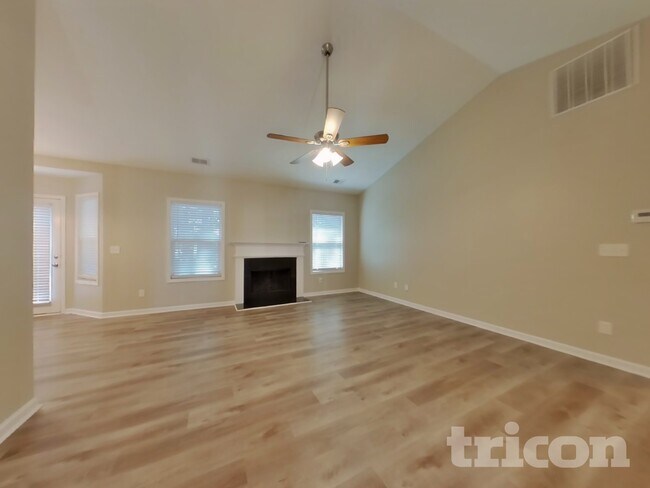 Building Photo - 652 Amberwood Dr