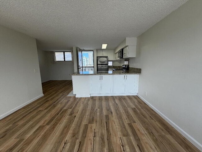 Building Photo - To register for the showing time, note the 4 digit code: 6041 and click "APPLY NOW."(mobile:orang...