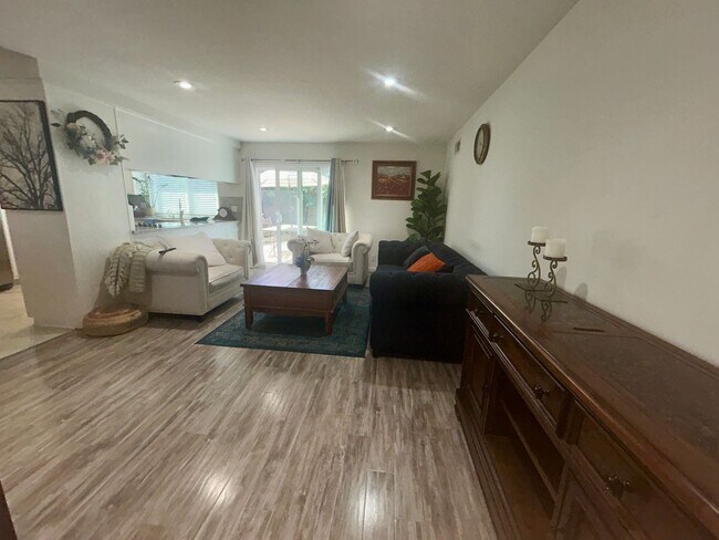 Building Photo - Beautiful Fully Furnished 4Bed/2Bath Home for Rent