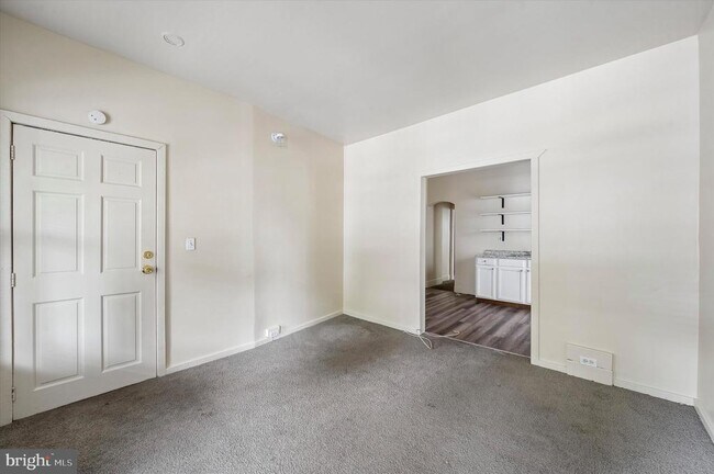 Building Photo - 13 E 21st St