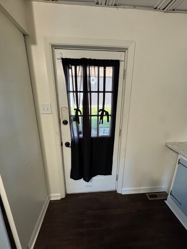 Building Photo - 3 Bedroom 1.5 Bath in Natrona Heights!