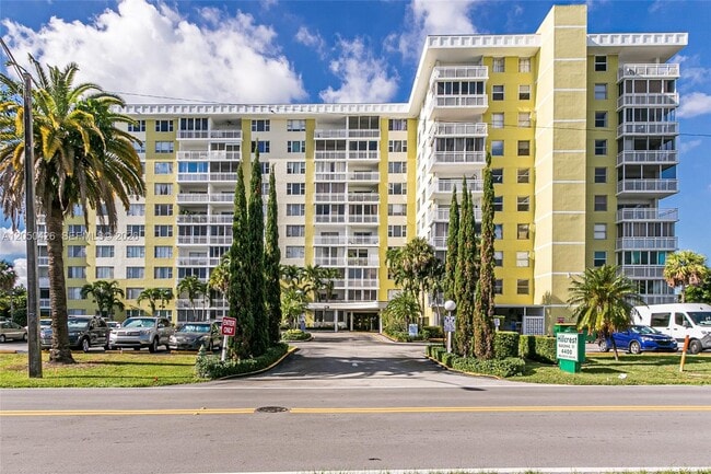 Building Photo - 4400 Hillcrest Dr