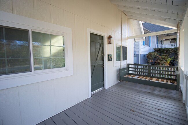 Building Photo - 3 Bedroom, 2.5 Bathroom in Shandon - The F...