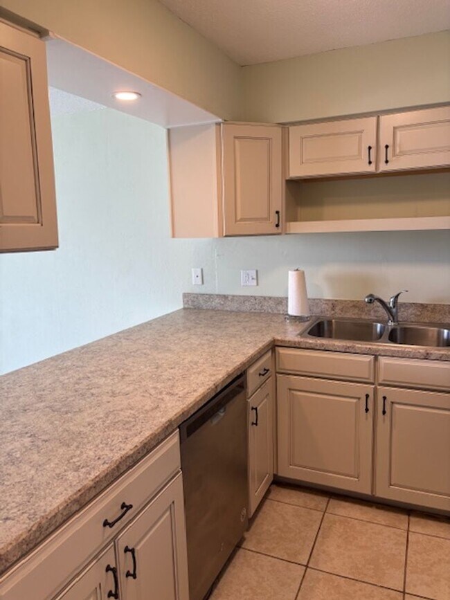 Building Photo - Amazing Community - HIDDEN GEM! Live Across Daytona Beach Inc Water, Internet & Cable ASK ABOUT O...