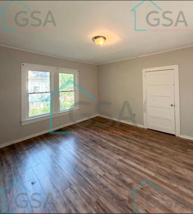 Building Photo - 2 bedroom 1 bathroom House AVAILABLE NOW
