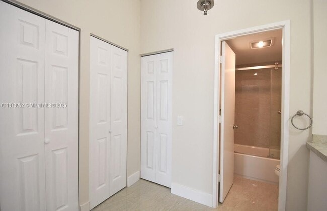 Building Photo - 3701 N Country Club Dr
