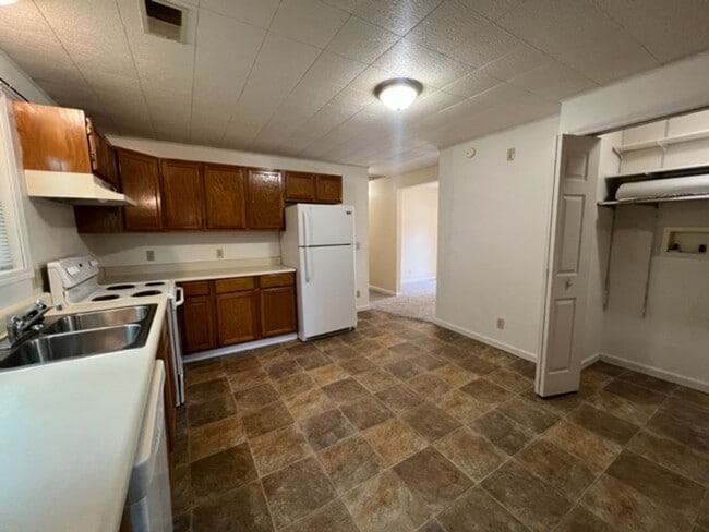 Building Photo - 2BR house near CofO!!!