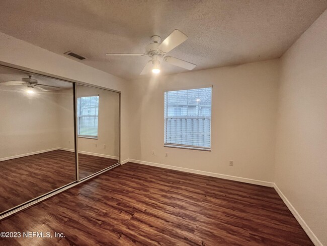 Building Photo - 108 N Lake Cir