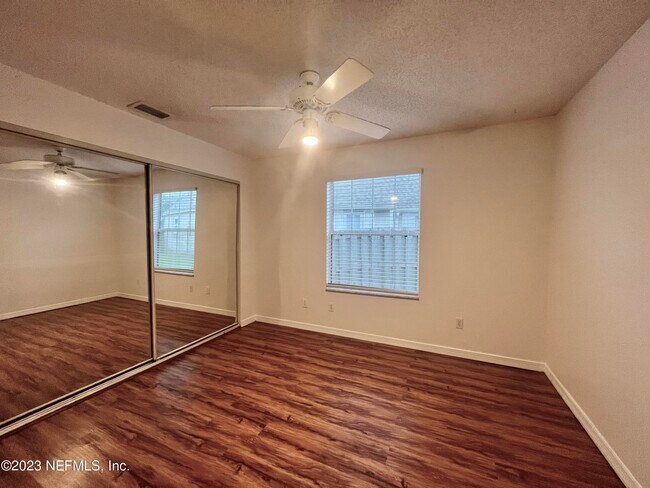 Building Photo - 108 N Lake Cir