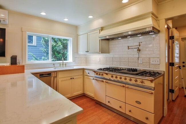 Building Photo - 1086 Village Loop