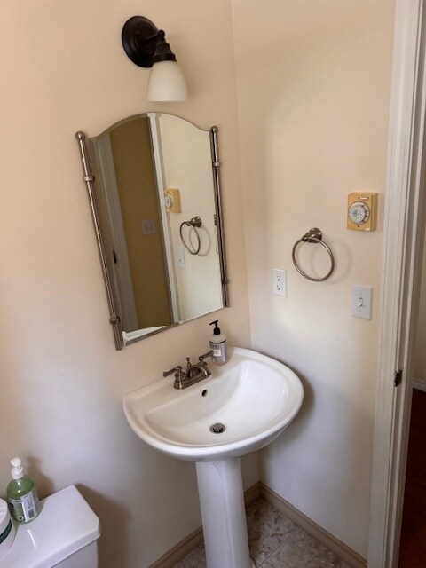 Building Photo - 415 Louis Ln