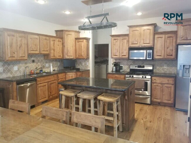 Building Photo - "Experience Luxury Living: Spacious 5-Bed ...