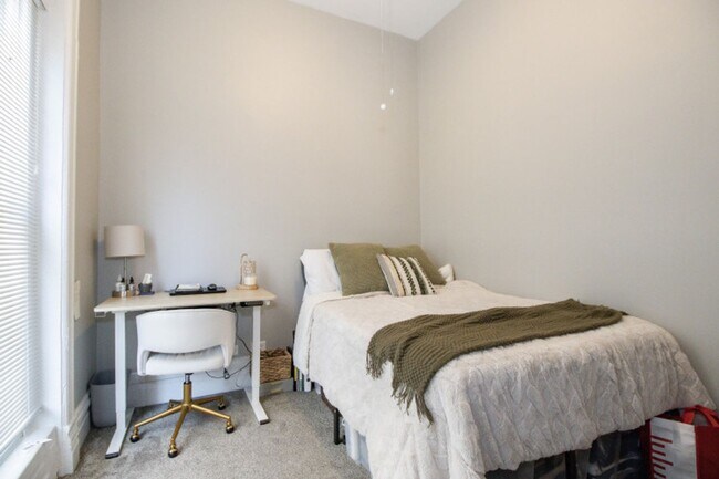 Building Photo - Luxury Gold Coast 1 Bed Apartment - Top Fl...