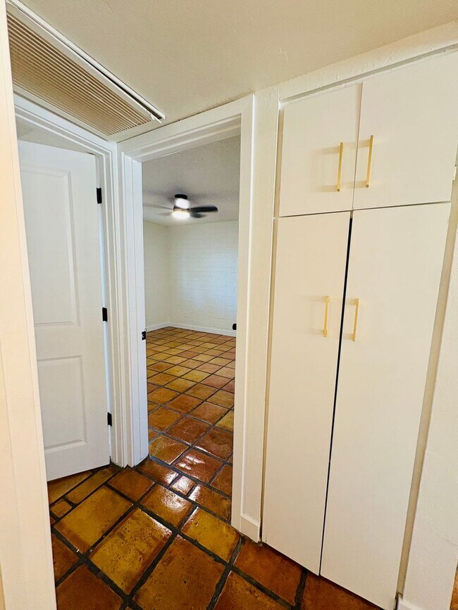 Building Photo - 817 S Melody Ln