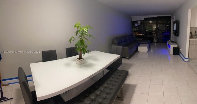 Building Photo - 400 Leslie Dr