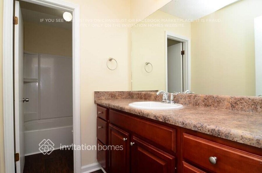 Building Photo - 6601 Valley Hill Dr