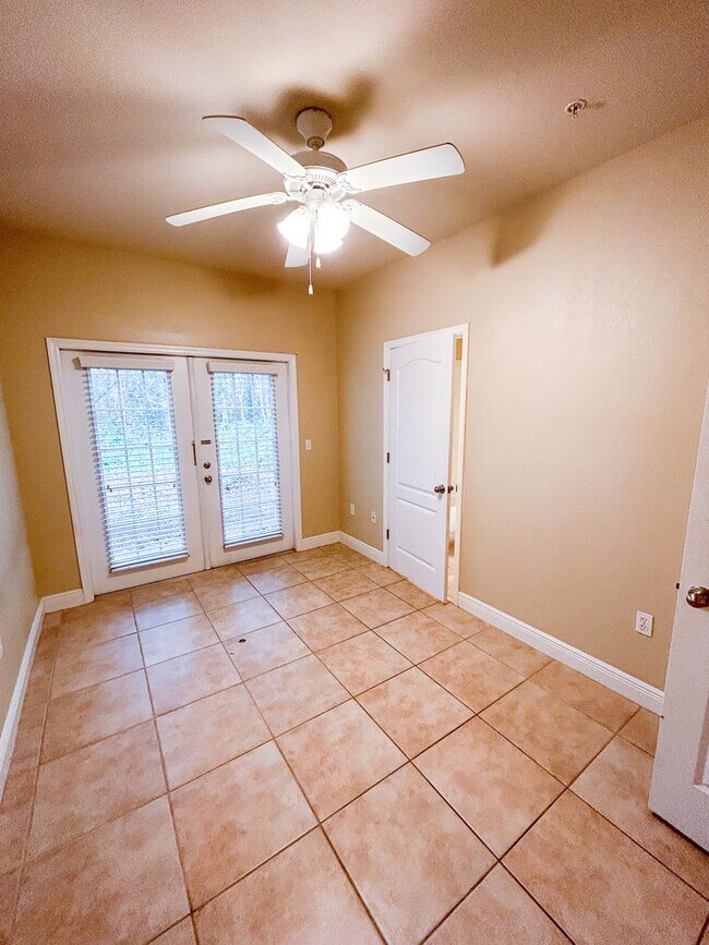 Building Photo - Chase Hollow #43