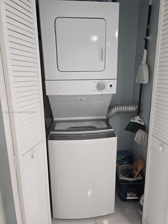 Building Photo - 520 SE 5 Ave