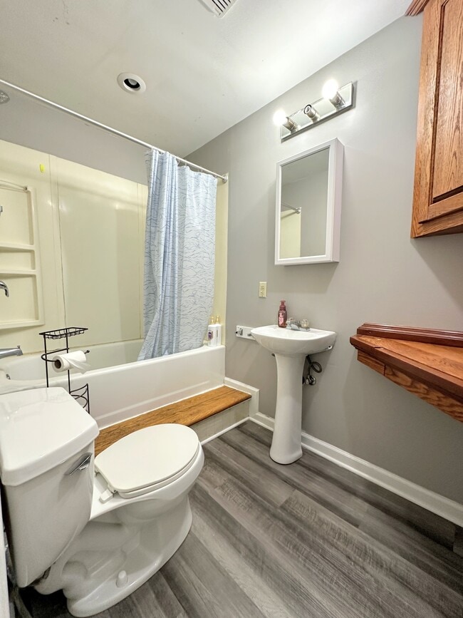 Building Photo - 2221 Jane St