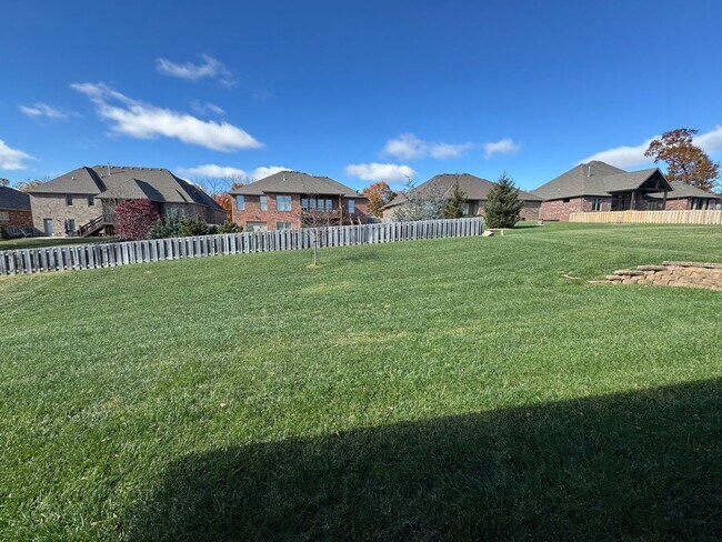 Building Photo - 4 Bedroom | 2 Bathroom | 3 Car Garage| Springfield MO | Fire Place | Covered patio!