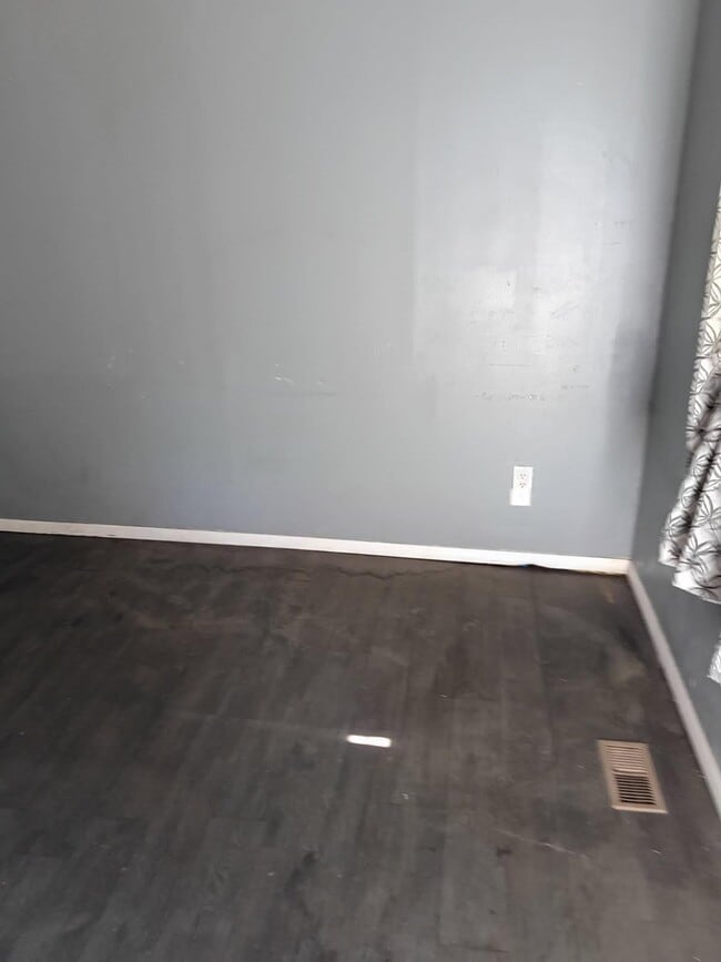 Building Photo - 1027 Garth Ave