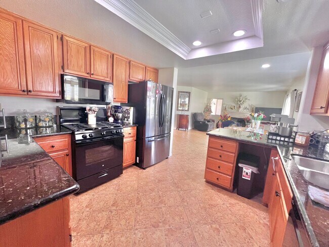 Building Photo - Spacious 5-Bed, 3-Bath Home in Rialto – Ve...