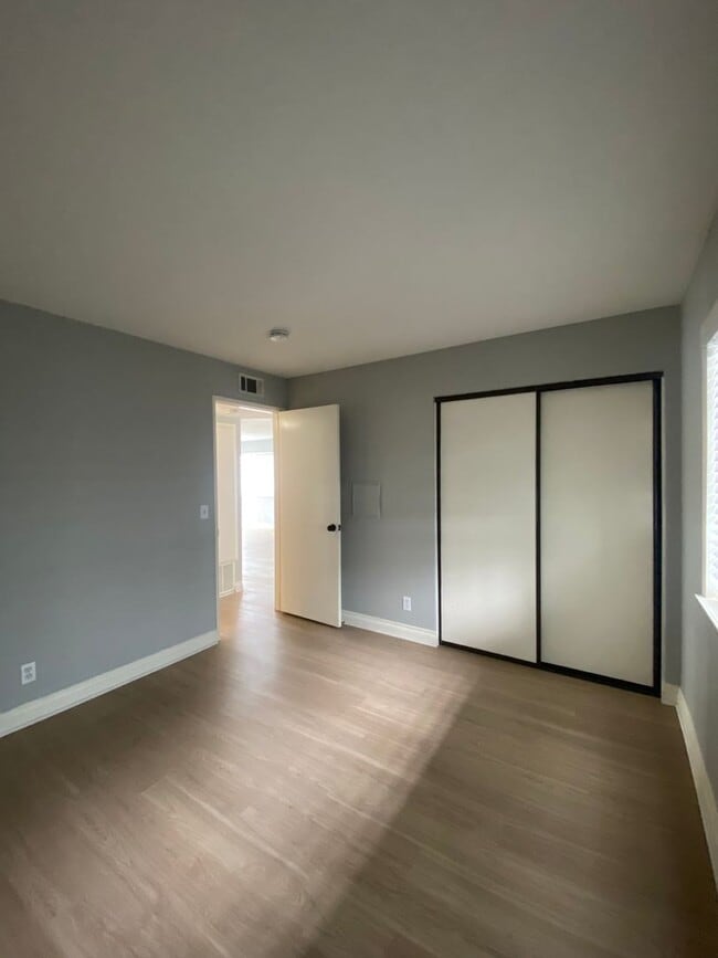 Building Photo - Alamitos Beach Spacious Condo
