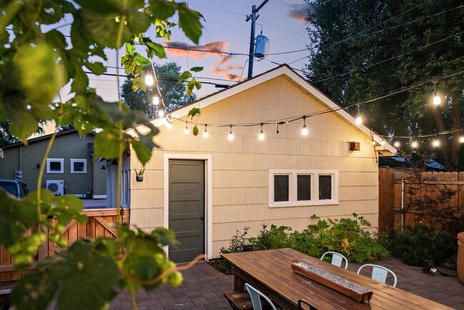 Building Photo - Furnished Downtown Bungalow!