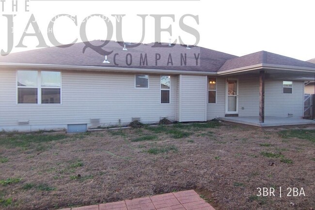 Building Photo - Very Clean 3 Bedroom 2 Bath 3 Car Garage H...