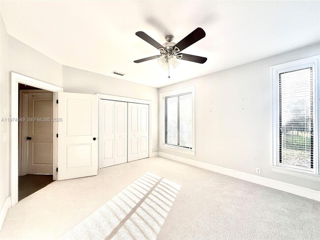 Building Photo - 400 Alexandra Cir